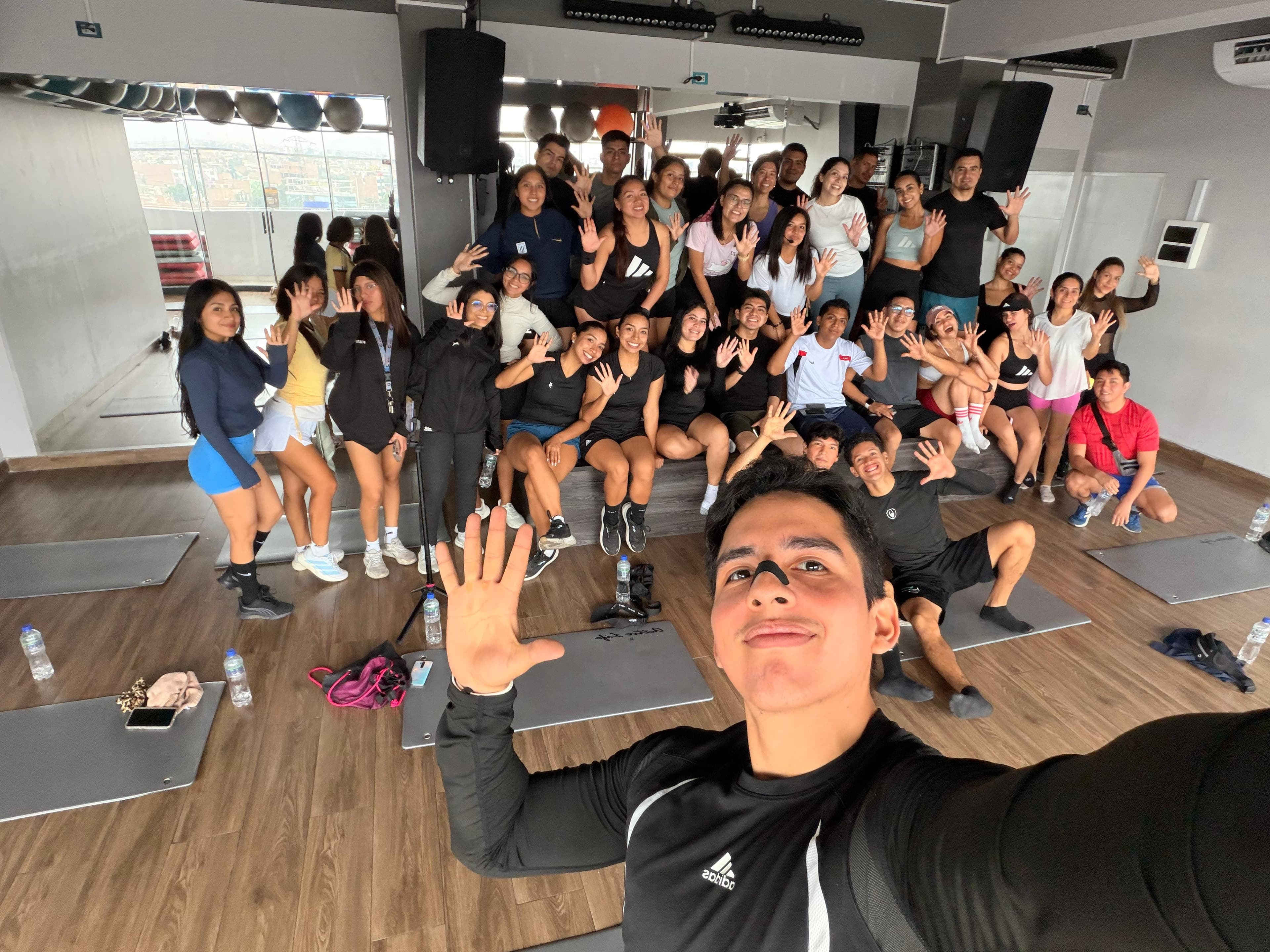 Entrenamiento grupal 5AM Club Lima en sala de fitness
