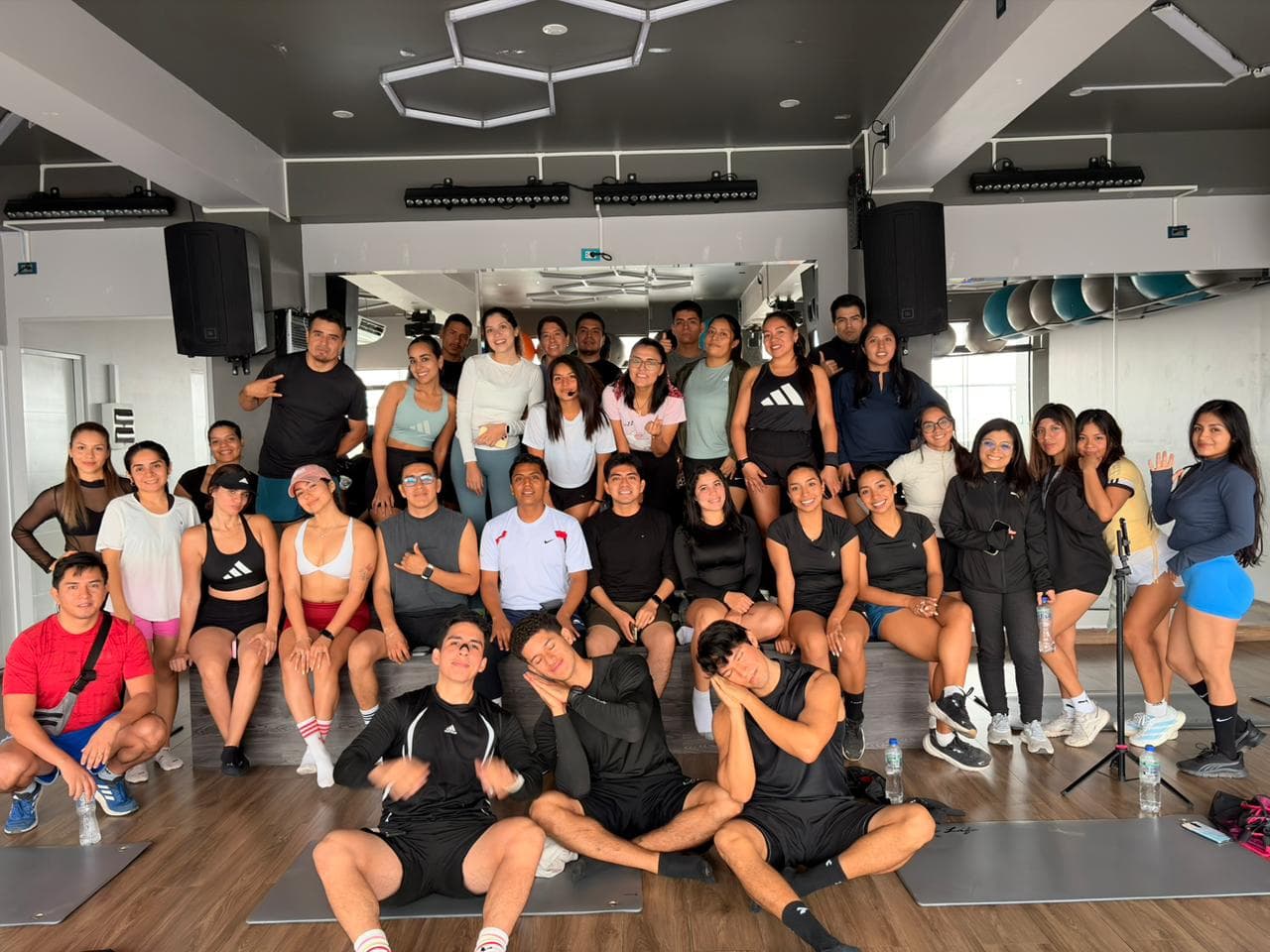 Sesión de entrenamiento 5AM Club Lima en gimnasio premium
