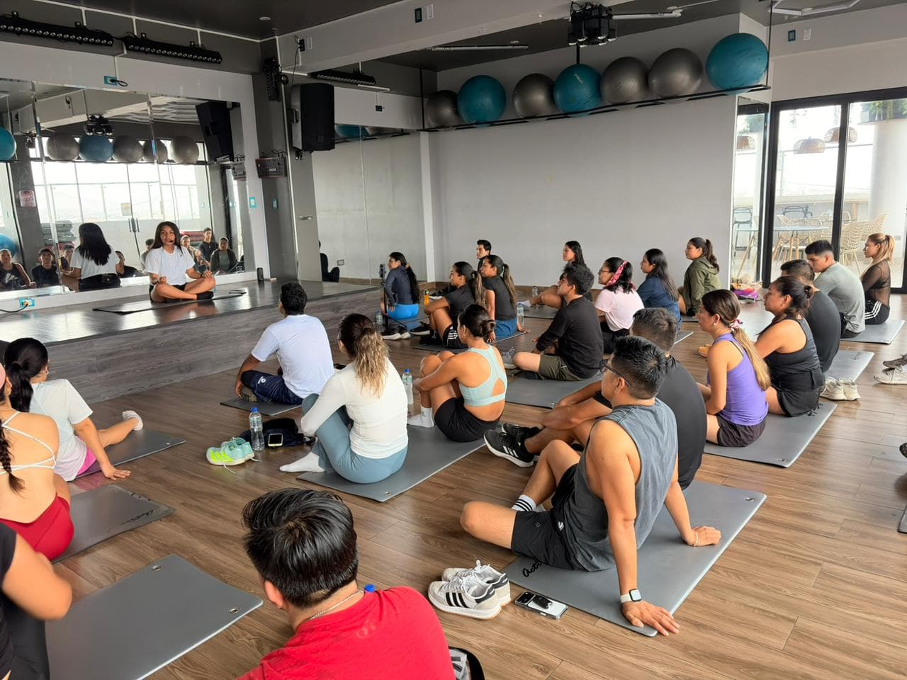 Clase grupal 5AM Club Lima con entrenadores certificados