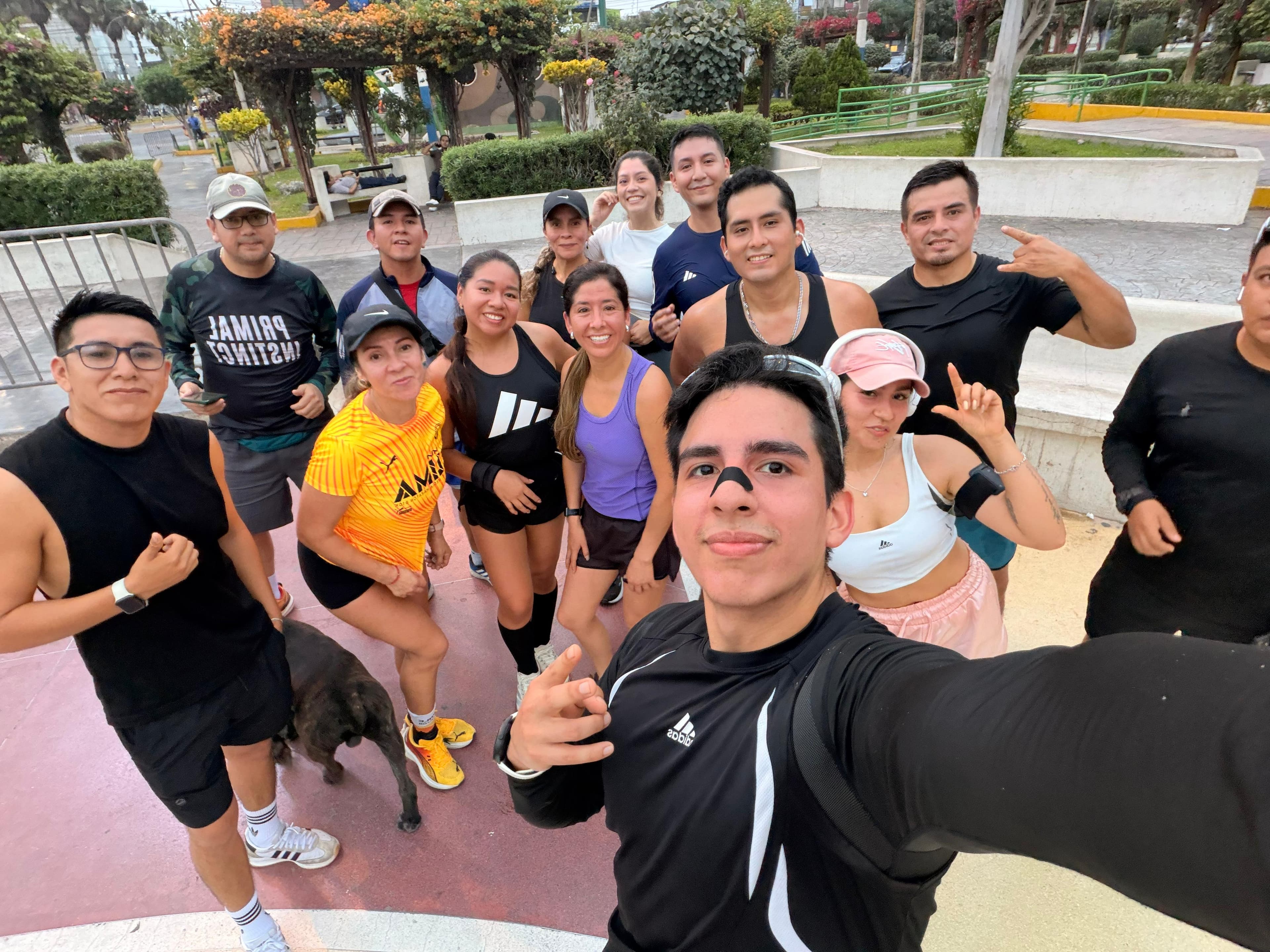Salida 5AM Club Lima en parque con la comunidad